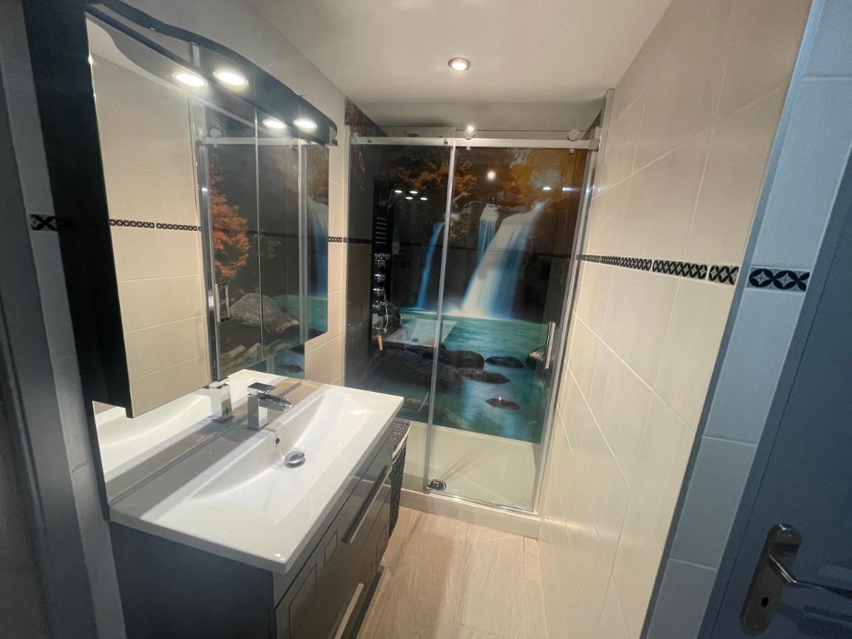 Вилла Le Miroir Domerat Экстерьер фото
